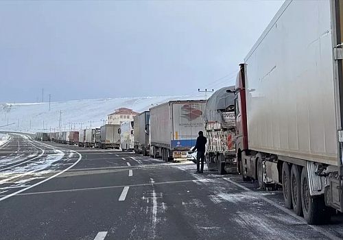 Ardahan-Kars kara yolunda ulaşım normale döndü, dikkatli olunması gerektiği uyarıldı.