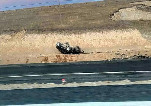 Ardahan-Kars karayolunda meydana gelen kazada, sürücüsünün kontrolünden çıkan otomobil yoldan çıktı