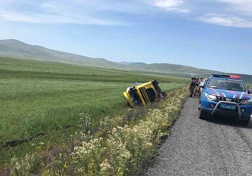 Ardahan-Kars karayolunda TIR'ın şarampole devrildiği kazada 1 kişi yaralandı.