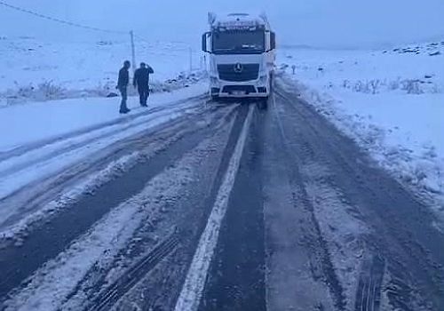Ardahan  Kars yolunda kar yağışı TIR sürücüleri zor anlar yaşadı