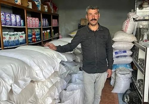 Ardahan lı Çiftçi Ektiği ürünleri hasat etikten sonra  öğütüp paketledikten sonra kendi iş yerinde satışa  sunuyor.