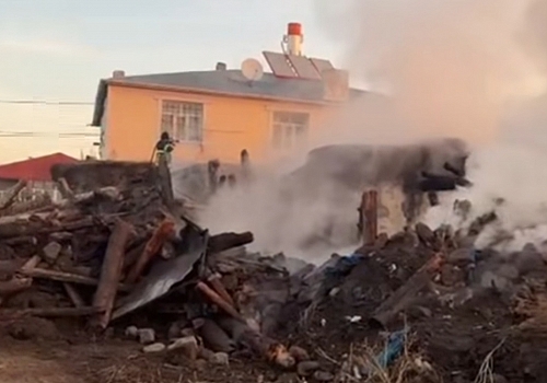 Ardahan Merkez Açıkyazı Köyünde Samanlık Yangını Felakete Yol Açtı Alevler 10 ton arpa ve tarım ekipmanlarını küle çevirdi