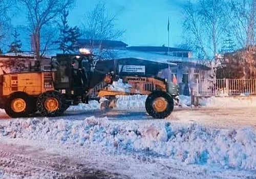 Ardahan Merkez de okul ve kurumların bahçeleri İl Özel İdaresi ekiplerince temizlendi.