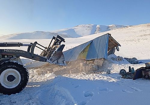 Ardahan Merkez Halilefendi Mahallesinde kaçak yapılar Belediye ekiplerince yıkıldı.