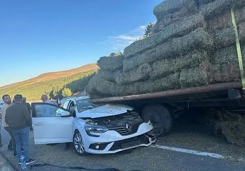 Ardahan merkeze bağlı Tepeler köyü civarın meydana gelen trafik kazası herkesi hayrete düşürdü