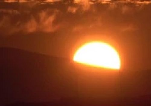 Ardahan Ovası'nda güneşin batışı sırasında ortaya çıkan görüntüler ilgi odağı oldu.