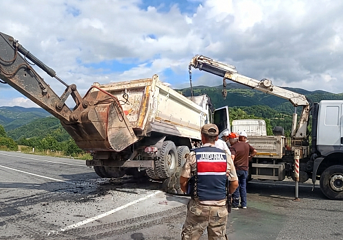 Ardahan-Posof Karayolunda Asfalt Yüklü Kamyon Devrildi: 2 Yaralı