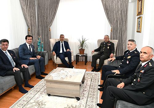 Ardahan protokolü, darbe girişiminde gazi olan Zafer İpek’i evinde ziyaret ederek şükranlarını sundu