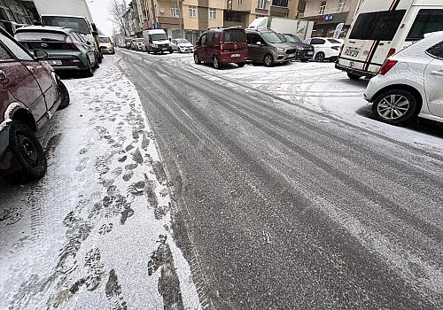 Ardahan-Şavşat kara yolu buzlanma nedeniyle ağır tonajlı araçlara kapatıldı