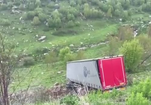 Ardahan-Şavşat kara yolu üzerinde virajı alamayan tır, şarampole yuvarlandı