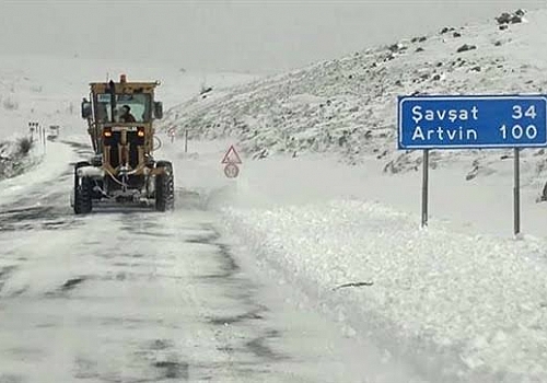 Ardahan-Şavşat kara yolunda buzlanma nedeniyle kontrolden çıkan otomobil, ulaşımı aksattı