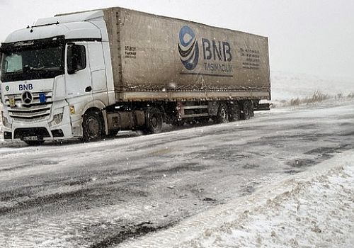 Ardahan-Şavşat kara yolunda Buzlanmanın etkisiyle Sahara mevkisinde 7 tır yolda kaldı