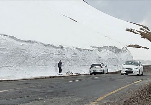Ardahan Şavşat karayolu Sahara geçidi mevkiinde yaklaşık 4 metrelik kar kütlesini görenler durup hatıra fotoğrafı çektiriyor