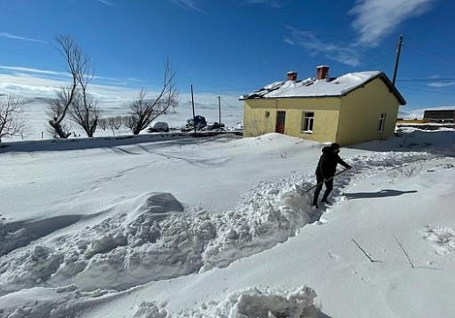 Ardahan-Şavşat yolu tır trafiğine kapatıldı