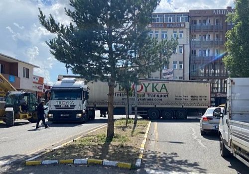 Ardahan Şehir Merkezinde Trafik Karmaşası Sürücüleri Çileden Çıkardı