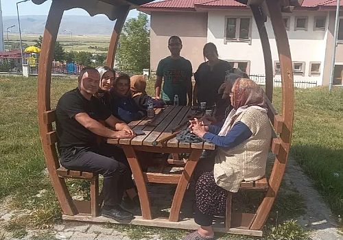 Ardahan Ülkü Ocakları Başkanı Kay Huzurevi Yaşlı Bakım ve Rehabilitasyon Merkezini ziyaret etti