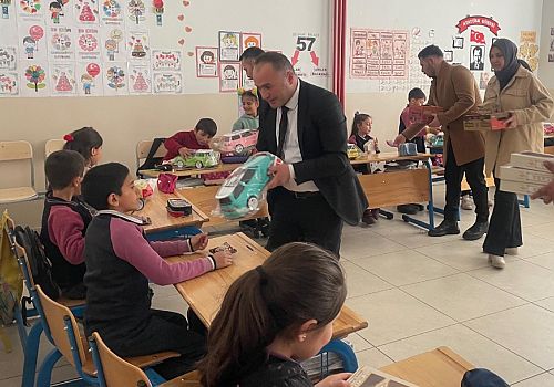 Ardahan Ülkü Ocakları İl Başkanlığı, 23 Nisan Çocuk Bayramı öncesi çocukları sevindirdi 