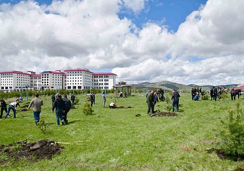 Ardahan Üniversitesi kampüsünde Filistin’e destek amacıyla  Gazze Hatıra Ormanı  etkinliği düzenledi.