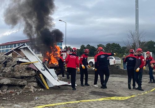 Ardahan Üniversitesi'nde, hava saldırısı senaryosuyla düzenlenen Tatbikatta  yaşananlar, gerçeği aratmadı.