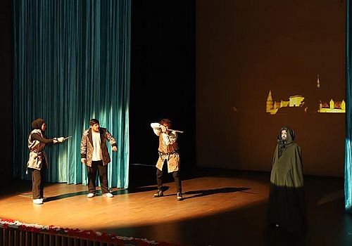 Ardahan Üniversitesi nde William Shakespeare’in Hamlet adlı tiyatro oyunu sahnelendi