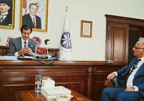 Ardahan Üniversitesi Rektörü Emiroğlu’ndan Ulaşım Sorununa Çözüm Çağrısı: Elektrikli Otobüs Alın, Sorunu Çözelim