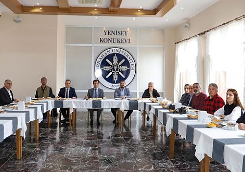 Ardahan Üniversitesi Rektörü Prof. Dr. Öztürk Emiroğlu, gazetecilerle bir araya geldi.