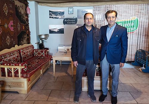 Ardahan Üniversitesi Rektörü Prof. Dr. Öztürk Emiroğlu, kentte esnaf ziyaretinde bulundu