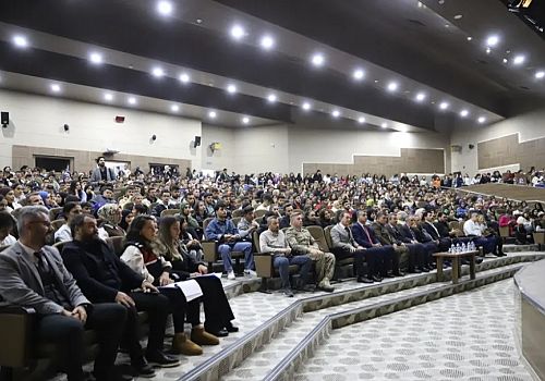 Ardahan Üniversitesi Yeni öğrencilere Aşık Şenlik Kültür Merkezinde oryantasyon programı düzenlendi