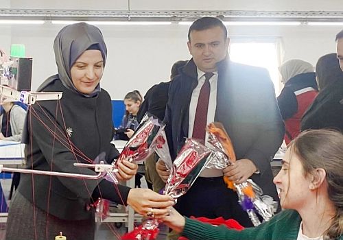 Ardahan Vali Yardımcısı Çiçekli’den 8 Mart’ta Kadın Çalışanlara Ziyaret