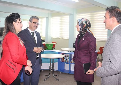 Ardahan Vali Yardımcısı Esengül Korkmaz Çiçekli’den TOKİ Mehmet Âkif Ersoy Okulu’na ziyaret