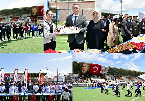 Ardahan Valisi 19 Mayıs Kutlamalarında gençlik halayına katılarak, gençlerle birlikte halay çekti.