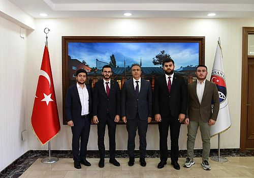 Ardahan Valisi Çiçek, AK Parti Gençlik Kolları Başkanını ve Yönetimini Kabul Etti