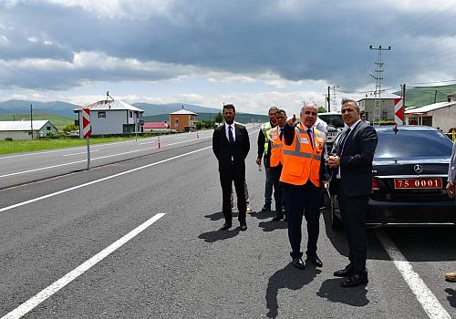 Ardahan Valisi Çiçek asfalt yol yapımı, yol iyileştirme ve istinat duvarları yapım çalışmalarını yerinde inceledi.