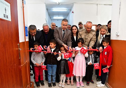 Ardahan Valisi Çiçek, Bağdeşen Köyü’ndeki Şehit Ahmet Tarım Anasınıfı ve mini kütüphanenin açılışını yaptı 