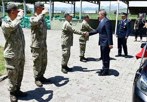 Ardahan Valisi Çiçek, Çıldır Aktaş Hudut Karakolu'nu ziyaret ederek, Mehmetçikle bayramlaştı.