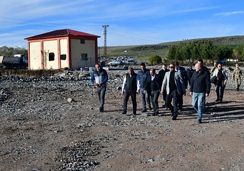 Ardahan Valisi Çiçek Damal da yapım süren Tır Parkı alanın da incelemelerde bulundu