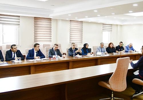 Ardahan Valisi Çiçek, düzenli olarak gerçekleştirdiği Halk Günü toplantılarında vatandaşların sorunlarını dinledi 