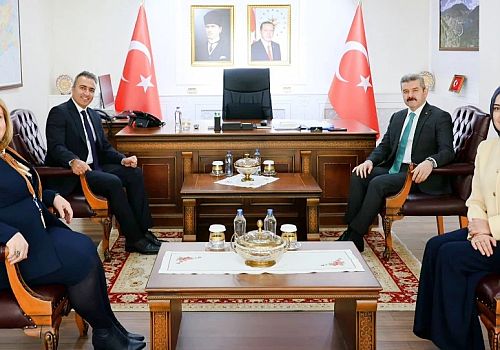 Ardahan Valisi Çiçek, eşi Berna Çiçek Artvin Valisi Dr. Turan Ergüne hayırlı olsun ziyaretinde bulundu