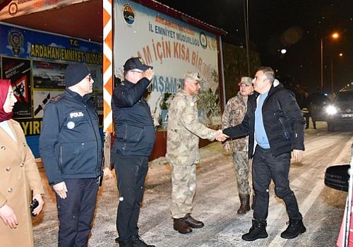 Ardahan Valisi Çiçek, güvenlik güçlerinin ve sağlık personelinin yeni yılını kutladı