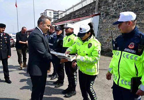 Ardahan Valisi Çiçek, kontrol noktalarını gezerek güvenlik personelinin bayramını kutladı
