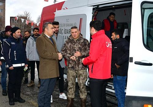 Ardahan Valisi Çiçek, Mobil Göç Noktası Aracında incelemelerde bulundu