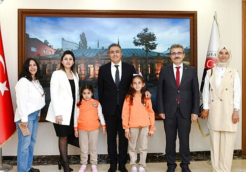 Ardahan Valisi Çiçek, öğrencileri makamında kabul etti