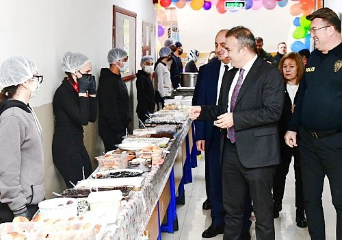 Ardahan Valisi  Çiçek,Sağlık Meslek Lisesi tarafından düzenlenen kermes etkinliğine katıldı