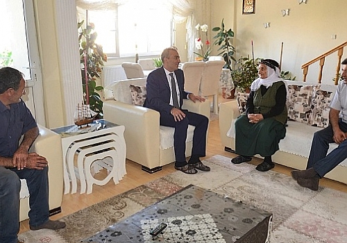 Ardahan Valisi Çiçek, şehit ailelerinin her zaman yanında olacağını söyledi.