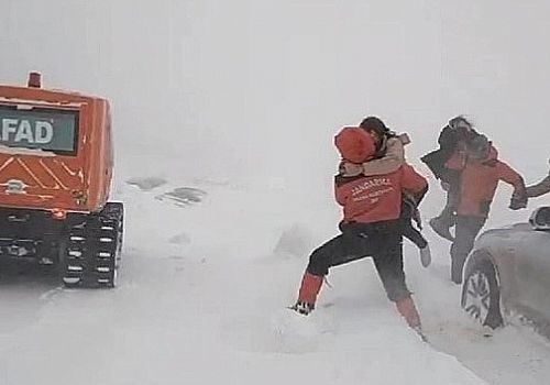 Ardahan Valisi Çiçek: Son 24 saatte 100'ün üstünde araçla 270'i aşkın kişiyi kurtardık