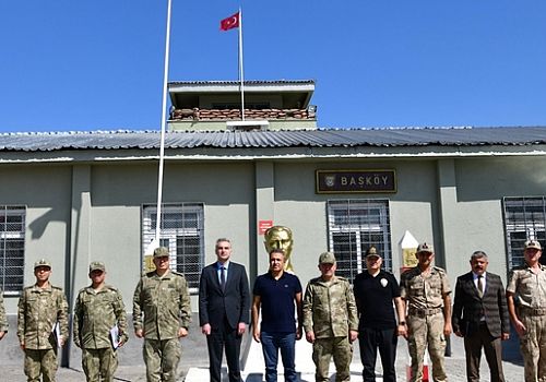 Ardahan Valisi Çiçek'ten sınırdaki Mehmetçiklere moral ziyareti