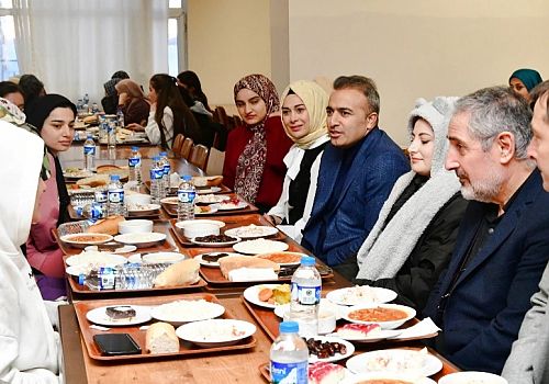 Ardahan Valisi Çiçek ve eşi Berna Çiçek, öğrenciler iftarda bir araya geldi 