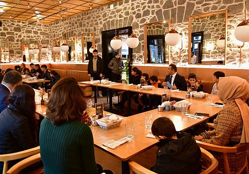 Ardahan Valisi Çiçek ve eşi, korunan çocuklarla keyifli bir sohbet gerçekleştirdi