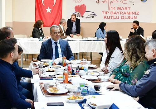 Ardahan Valisi Hayrettin Çiçek, 14 Mart Tıp Bayramı’nda Sağlık Çalışanlarıyla birlikte İftar açtı