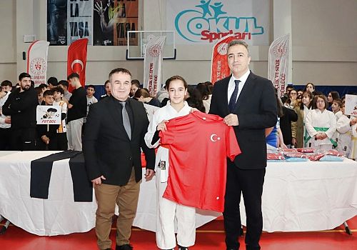 Ardahan Valisi Hayrettin Çiçek, 5-18 yaş grubu sporculara yönelik düzenlenen malzeme dağıtım programına katıldı